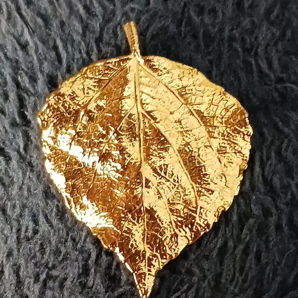Vintage Gold Tone Leaf Pendant - Picture 1 of 5